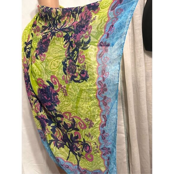 Large beautiful women floral multicolored scarf Good Condition - Picture 3 of 3